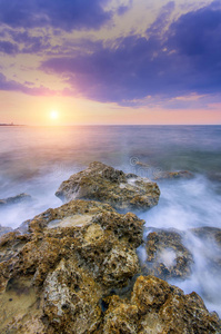 温柔的太阳落在夏日海洋的温暖水域