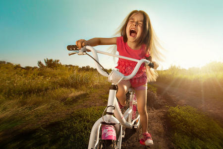 自行车上快乐有趣女孩的肖像