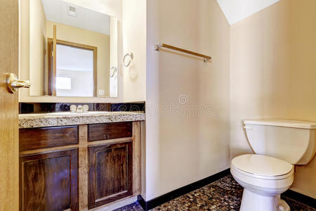 旧木制浴室梳妆柜，花岗岩台面