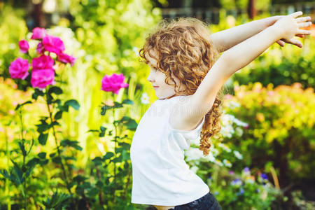 小女孩在夏季公园做瑜伽。健康生活方式公司