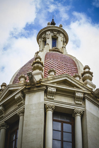 带圆顶的塔楼，建筑风格独特的西班牙城市瓦伦西亚