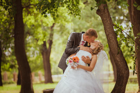 新郎新娘在公园接吻