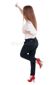 站着的年轻红发女商人伸出拇指的后视图