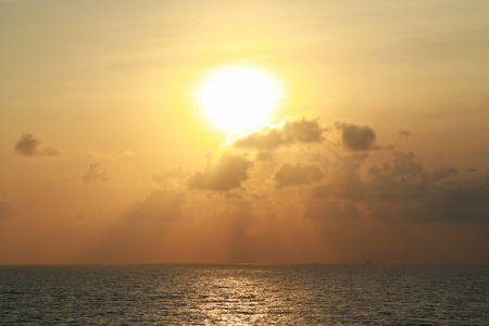 海上日出或日落时的时间。海面上的美好时光