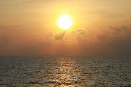 海上日出或日落时的时间。海面上的美好时光
