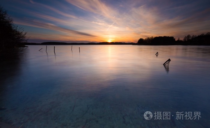 平静的湖面美丽的日落