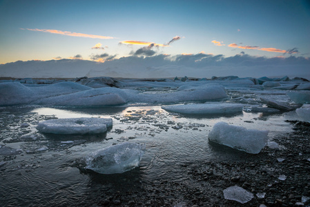 在日落在 Jokullsarlon，冰岛冰川冰湖