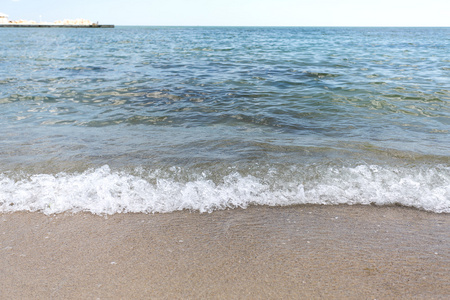 在沙滩上海中的波浪