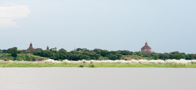 许多寺庙附近的伊洛瓦底河，蒲甘