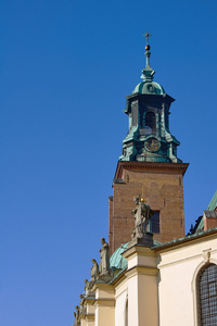 塔和雕像在教区的教堂