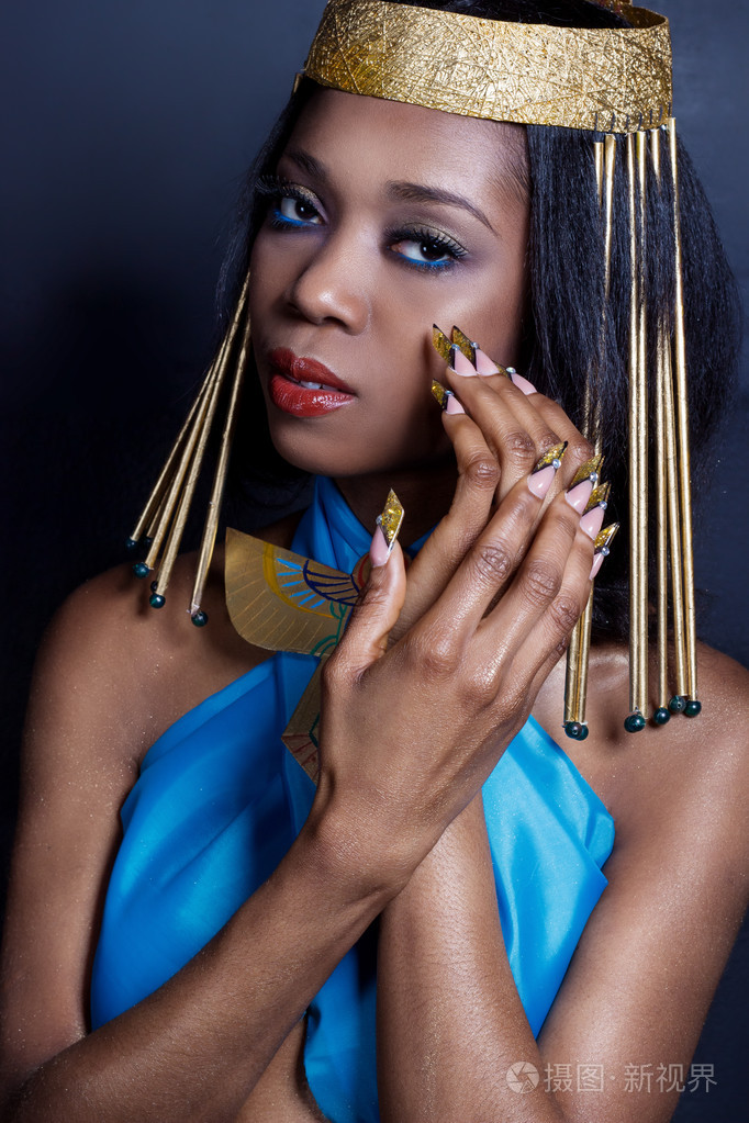 黑黑皮肤的美丽女孩女人在埃及的女王/王后与红红的嘴唇亮妆的图像