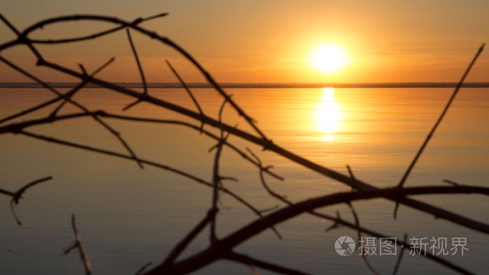 美丽的橙色日落在海上