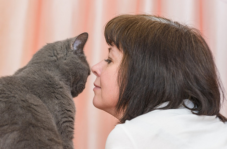 黑发女人与英国的猫