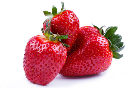 在白色背景上美味的草莓