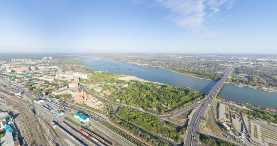 空中城市视图与十字路口 道路 房屋 建筑物 公园 停车场 桥梁