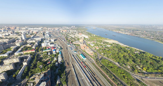 空中城市视图与十字路口 道路 房屋 建筑物 公园 停车场 桥梁