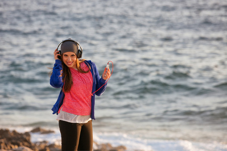 年轻的女孩，在沙滩的耳机