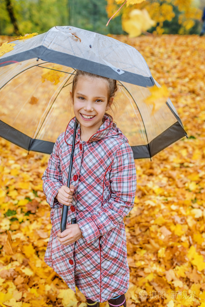 秋天的一把雨伞的小女孩
