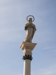 中间的原罪圣母的雕像