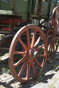 老式的木制车轮，
