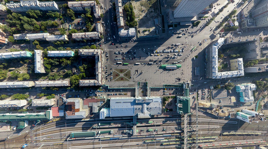 空中城市视图与十字路口 道路 房屋 建筑物 公园 停车场 桥梁