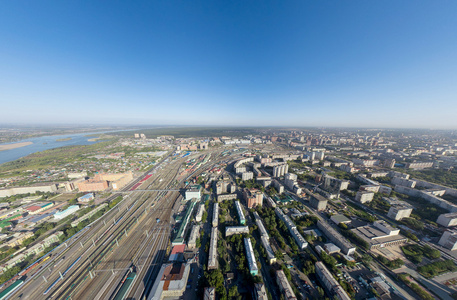 空中城市视图与十字路口 道路 房屋 建筑物 公园 停车场 桥梁