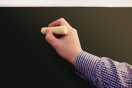男性的手在黑板上写