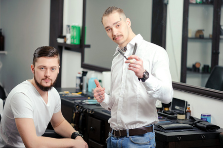男性客户和理发店的理发师图片