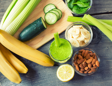 绿色新鲜健康的果汁与水果和蔬菜