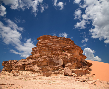 瓦迪朗姆酒沙漠山也被称为月亮谷是切成南部 Jordan 砂岩 花岗岩岩谷