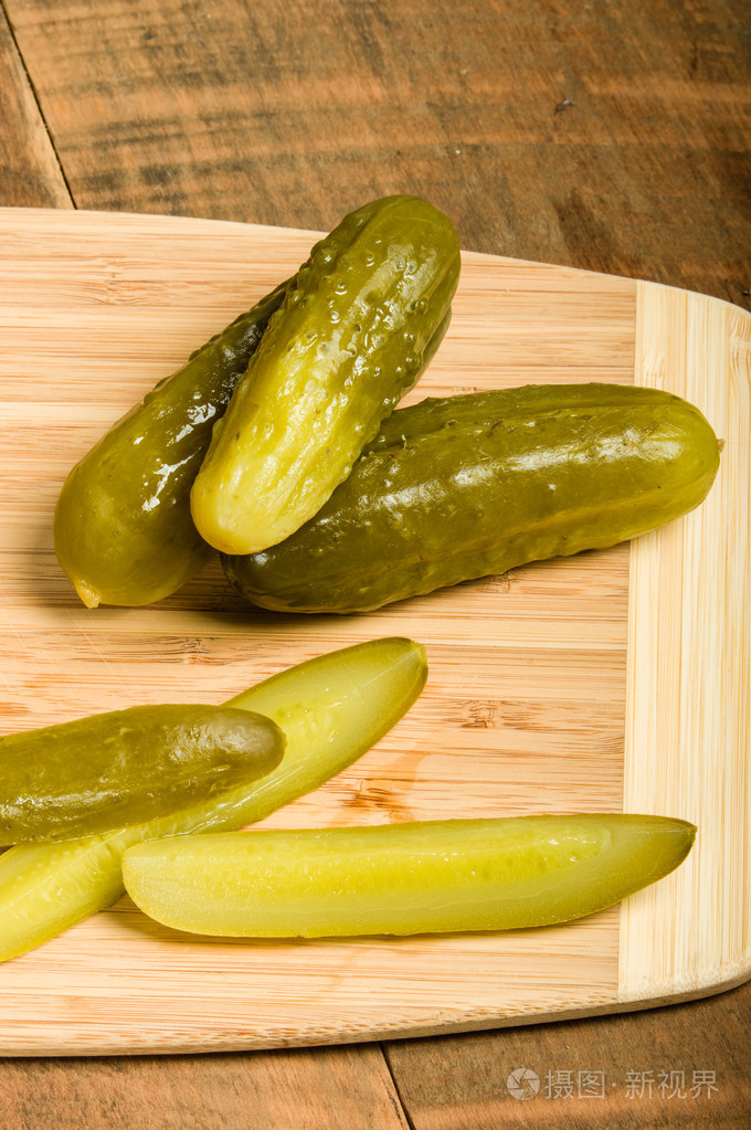 reuben 三明治配莳萝泡菜