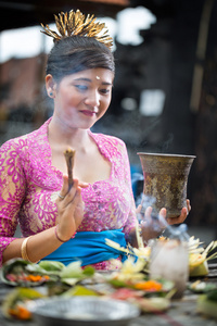 巴厘岛的年轻女人祈祷