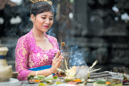 巴厘岛女人祈祷