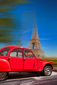 与旧红车在法国巴黎的埃菲尔铁塔