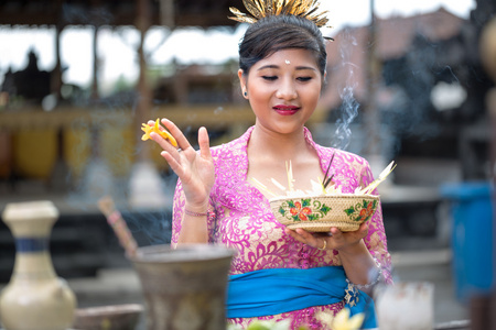 巴厘岛的年轻女人祈祷