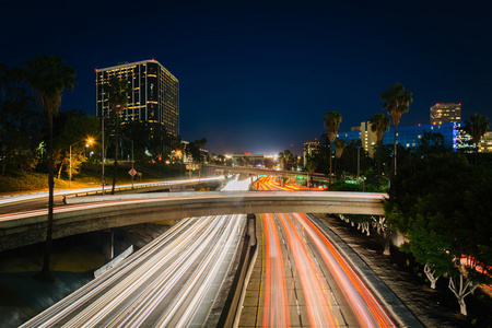 110 交通高速公路和晚上在洛杉矶建筑