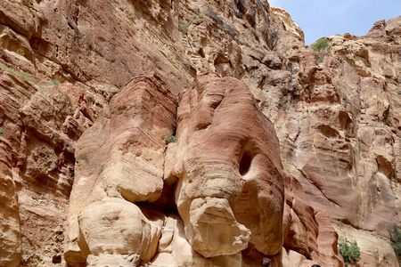 岩石在 1.2 公里长的路 作为 Siq 的佩特拉古城，Jordan 的片段