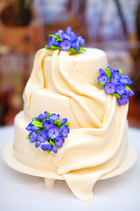 美味的白色婚礼或生日蛋糕