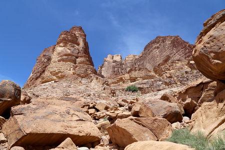 瓦迪朗姆酒沙漠山也被称为月亮谷是切成南部 jordan 砂岩, 花岗岩岩谷