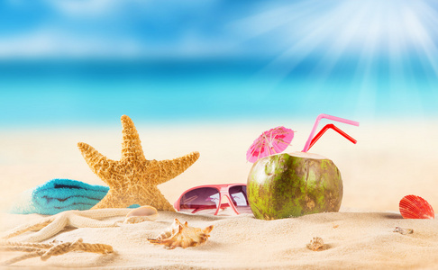 夏天在沙滩上的椰子喝