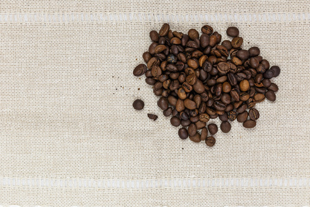 少量的咖啡豆在麻布上