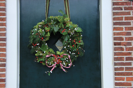 与在门上装饰的经典圣诞花环