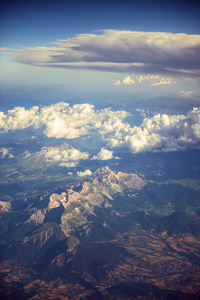 从飞机窗口在飞行期间山的看法