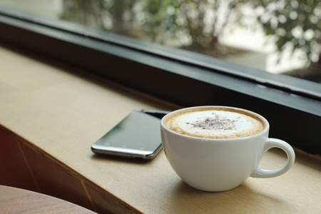 卡布奇诺咖啡与智能手机