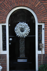 银色圣诞花环装饰上一扇门