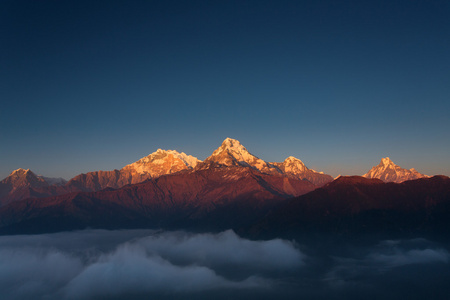 从潘山日落 3210 米的喜马拉雅山脉视图