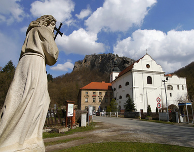 教会和圣约翰雕像
