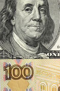 一百美元和一百卢布的一个片段