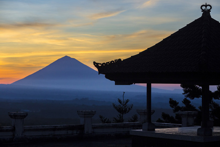 有的人和作为背景的火山阿贡