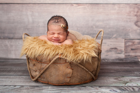 微笑宝贝女孩睡在篮子里
